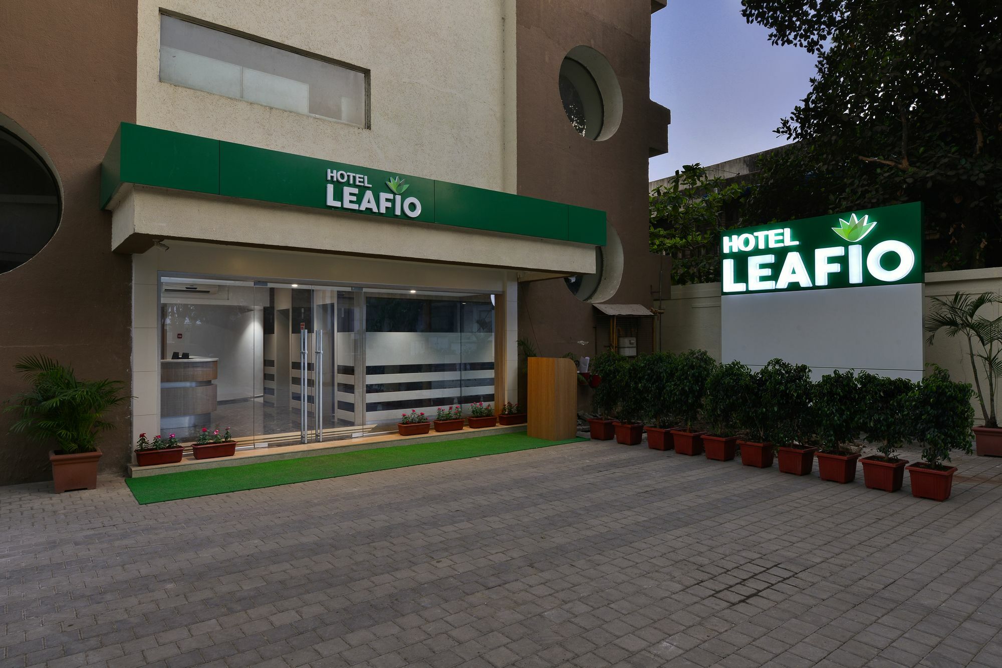 Hotel Leafio Мумбаи Экстерьер фото